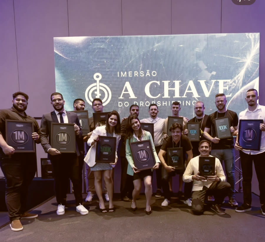 Alunos no palco da Imersão A Chave segurando as placas