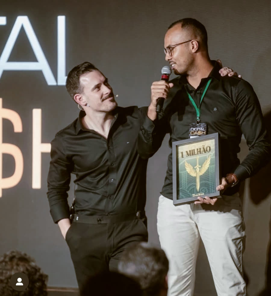 Aluno falando ao microfone com a placa de 1 milhão