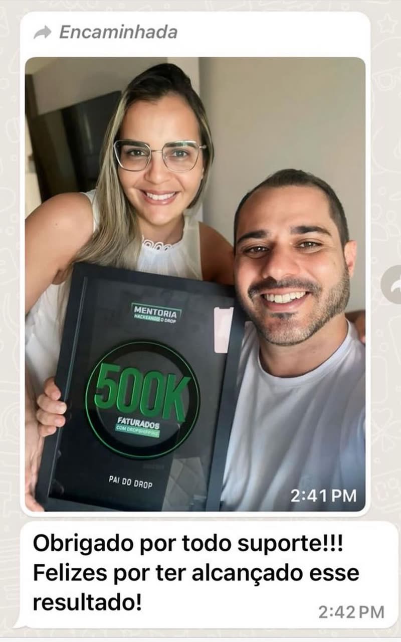 Print de conversa: casal com a placa de 500 mil. Mensagem: Obrigado por todo suporte! Felizes por ter alcançado esse resultado!