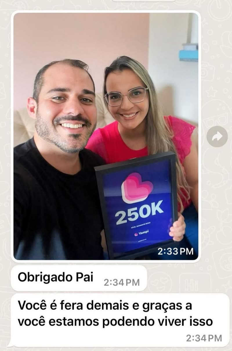 Print de conversa: casal com a placa de 250 mil. Mensagens: Obrigado Pai. Você é fera demais e graças a você estamos podendo viver isso.